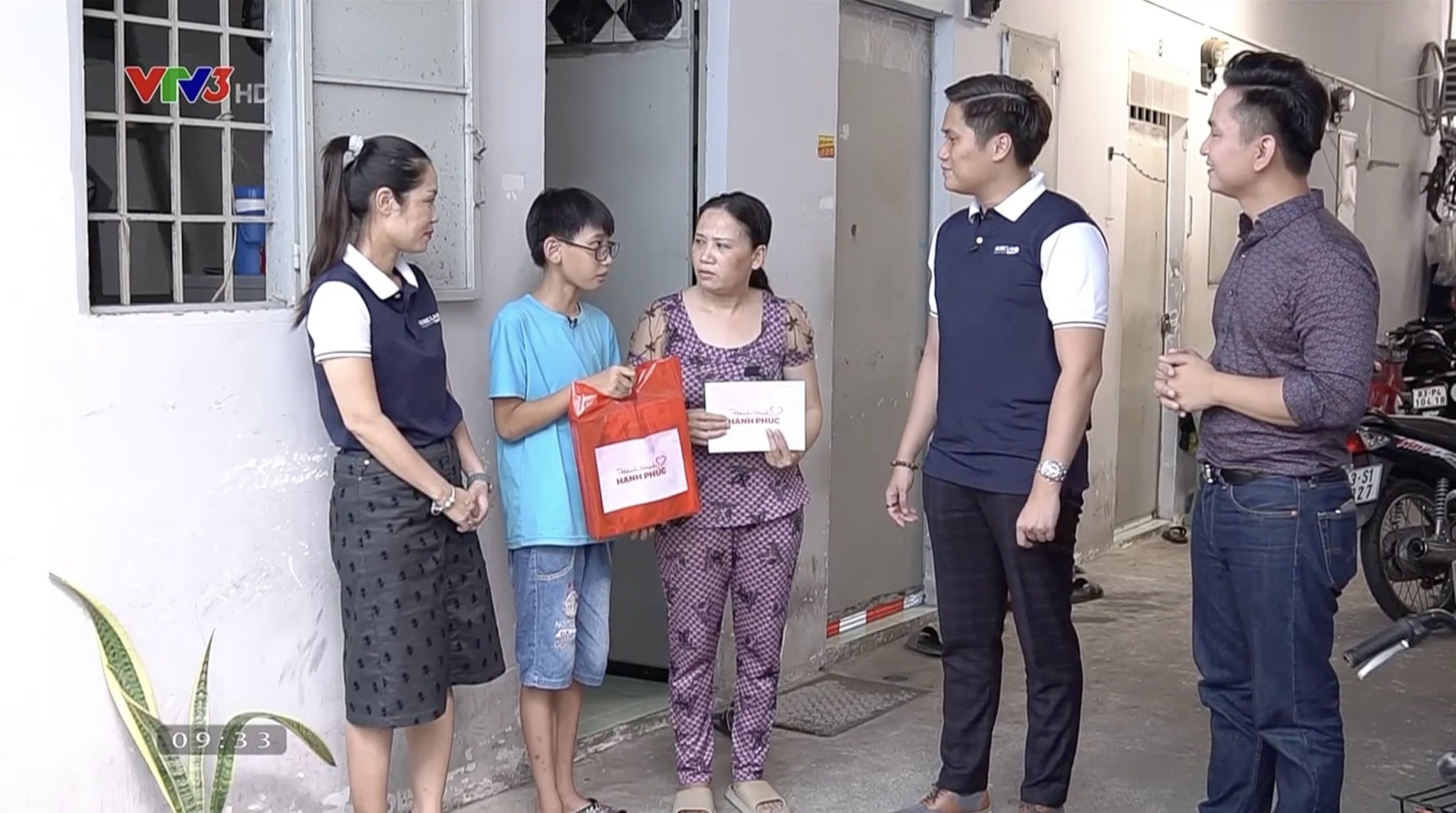 Những đường cắt may trên tấm vải mang tên cuộc đời