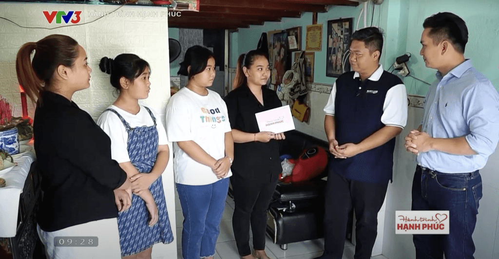 Bỏ cả tương lai để các em có một chặng đường dài tươi sáng