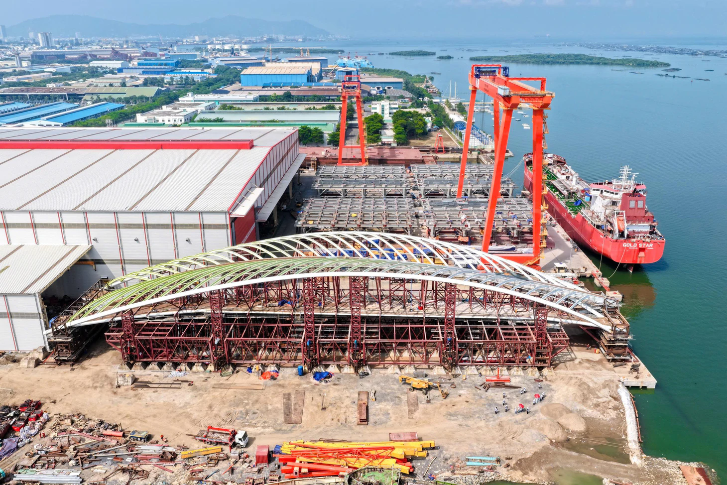 Sẵn sàng lai dắt nhịp chính cầu đi bộ qua sông Sài Gòn nặng 3.400 tấn, dự kiến hợp long ngày 21-10