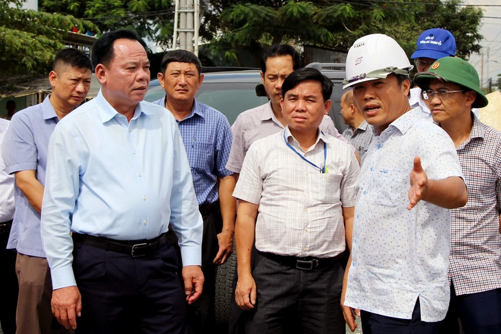 Phó bí thư Thành ủy TP.HCM Võ Tấn Đức yêu cầu đẩy nhanh tiến độ các tuyến đường kết nối khu Đông TP.HCM với sân bay Long Thành - Ảnh: A.B.
